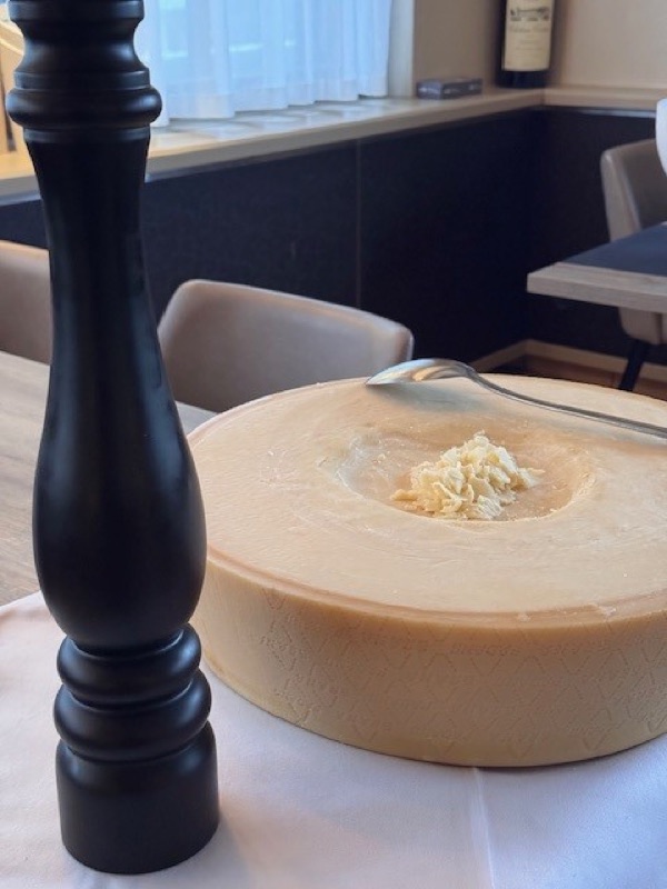 Le risotto servi dans sa meule de parmesan, huile de truffe